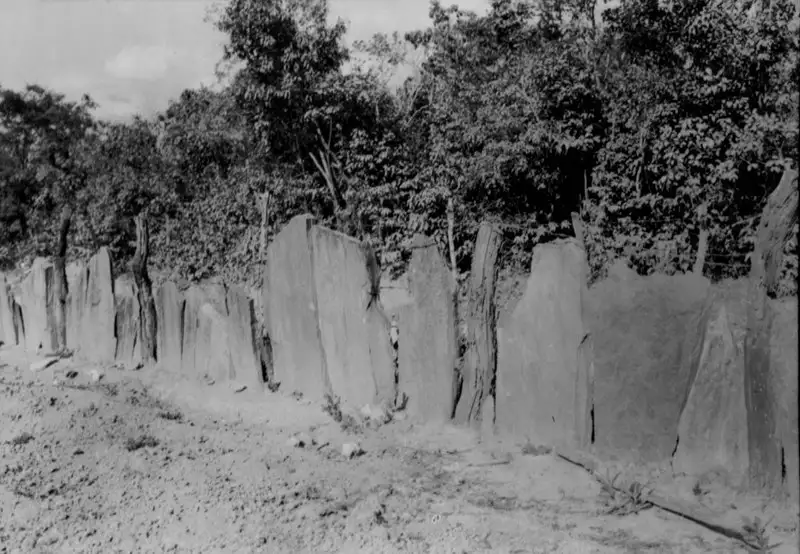 Foto 14: Placas de calcáreo utilizadas como cerca em Lagoa Santa (MG)