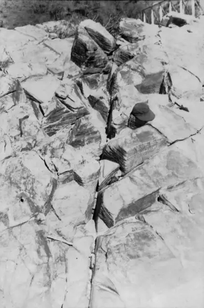 Foto 15: Desgaste das camadas em forma triangular em Lavras (MG)