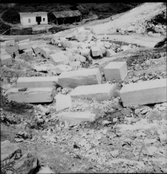 Foto 4: Blocos de mármores cortados nas jazidas (MG)