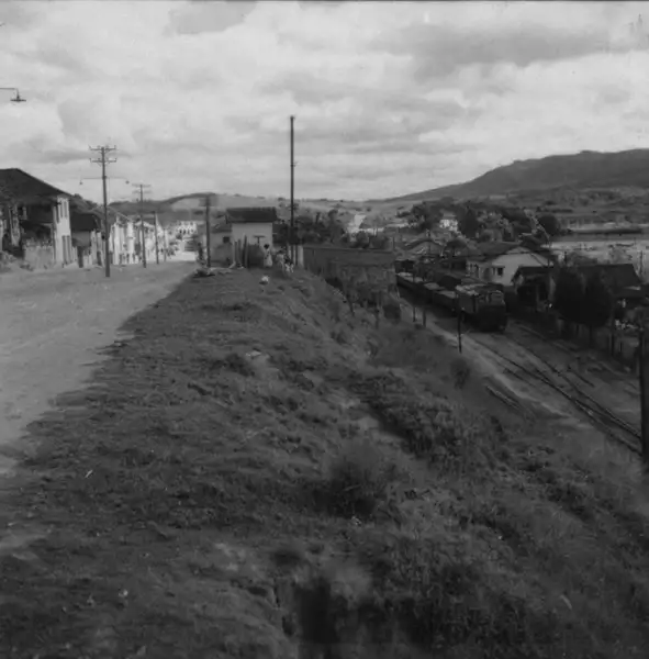 Foto 3: Estação e rua principal em Minduri (MG)
