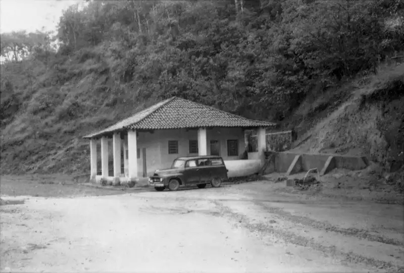 Foto 5: Casa e carro do IBGE na cidade de Monte Sião (MG)