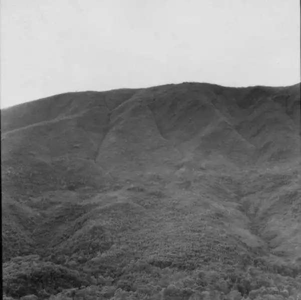 Foto 5: Quilômetro 9 da estrada Nova Lima, vendo-se um trecho da serra do Curral (MG)
