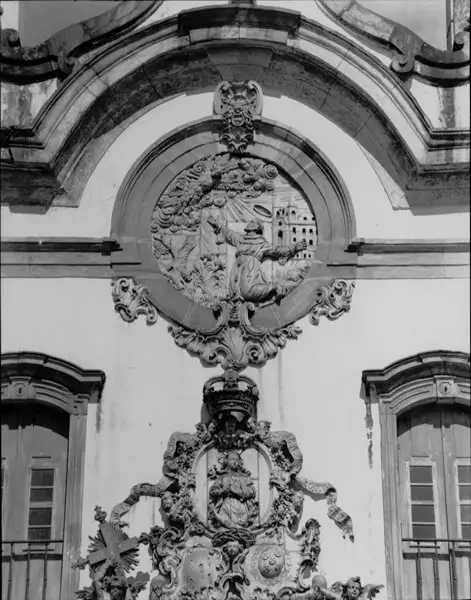 Foto 1: Detalhe da fachada da Igreja de São Francisco de Assis em Ouro Preto (MG)