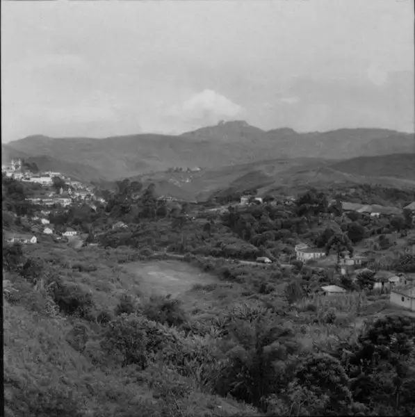 Foto 36: Vista total de Ouro Preto, vendo-se o Pico do Itacolomi (MG)
