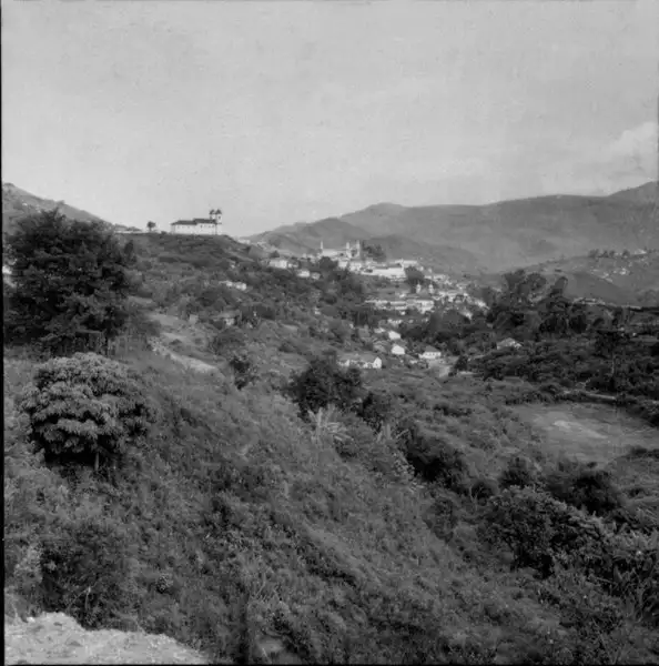 Foto 37: Vista total de Ouro Preto, vendo-se o Pico do Itacolomi (MG)