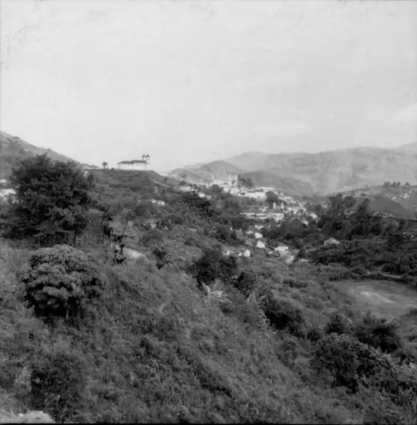 Foto 38: Vista total de Ouro Preto, vendo-se o Pico do Itacolomi (MG)