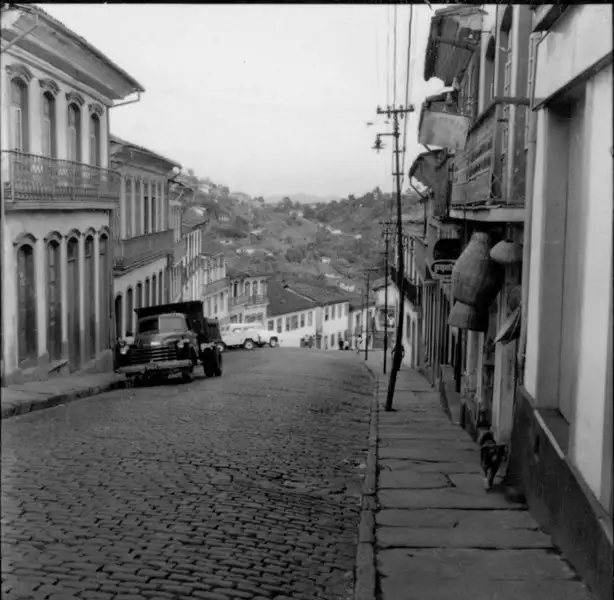 Foto 42: Vista parcial da rua Claúdio Manuel (MG)