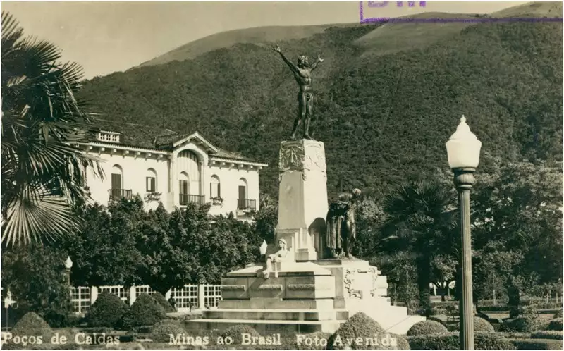 Foto 150: [Praça Doutor Pedro Sanches : Monumento] Minas ao Brasil : [Palace Hotel] : Poços de Caldas (MG)