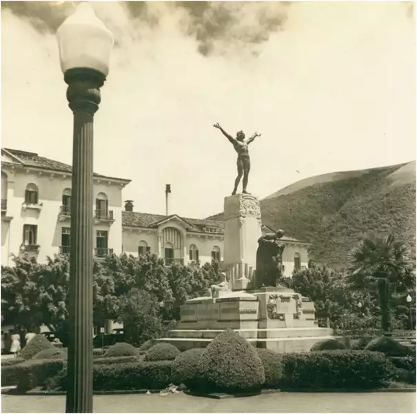 Foto 152: Praça [Doutor] Pedro Sanches : [Monumento Minas ao Brasil : Palace Hotel] : Poços de Caldas (MG)