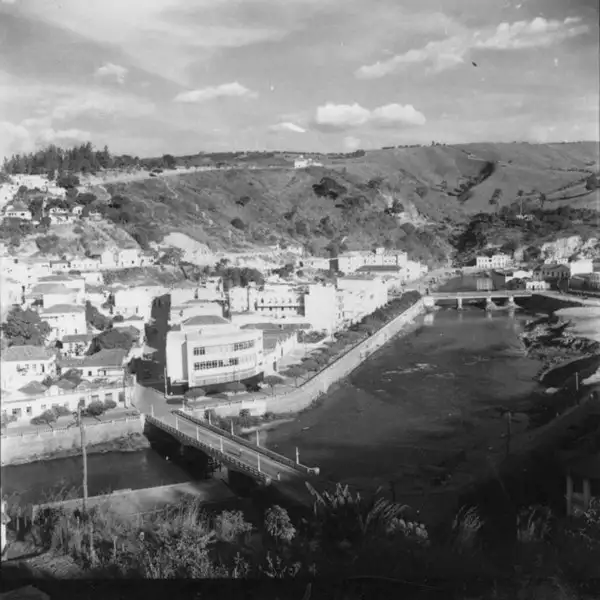 Foto 4: Vista geral de Ponte Nova, localizada num terraço (MG)