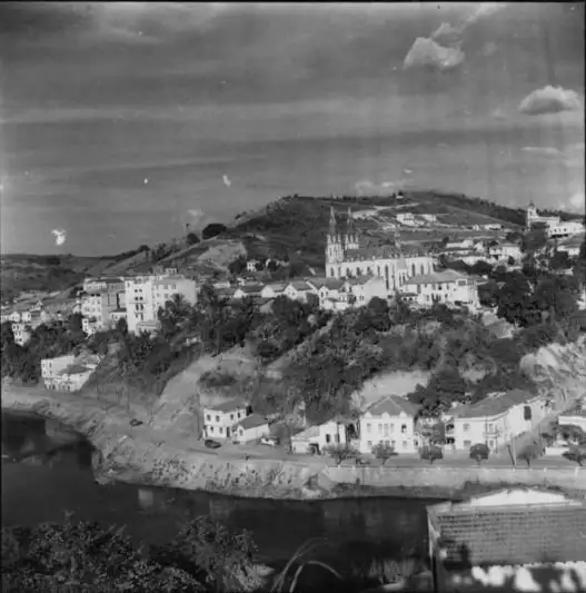 Foto 5: Vista geral de Ponte Nova, localizada num terraço (MG)