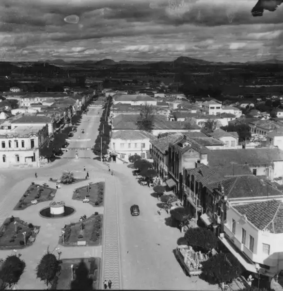 Foto 8: Vista da cidade de Pouso Alegre tiradas da torre da Igreja (MG)