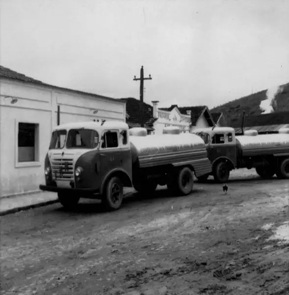 Foto 1: Caminhões de leite transportando leite para Rio Novo (MG)
