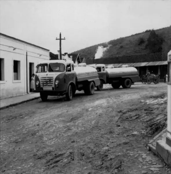 Foto 12: Caminhões de leite transportando leite para Rio Novo (MG)