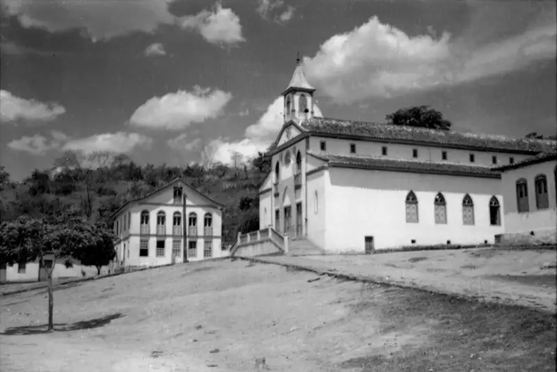 Foto 5: Igreja Matriz de Santa Maria Eterna e casa paroquial em Santa Maria do Suaçuí (MG)