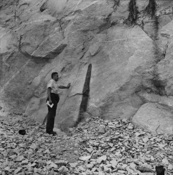 Foto 25: Afloramento de granito : Município de Santa Rita do sapucaí