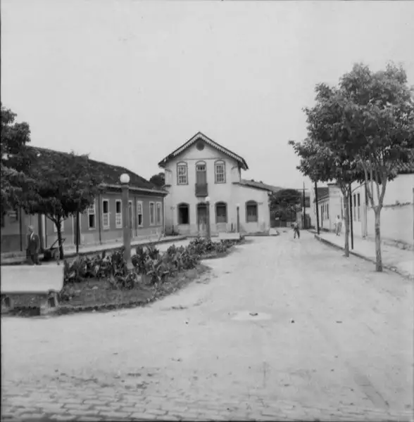 Foto 19: Casas antigas e construções recentes na cidade de Ubá (MG)