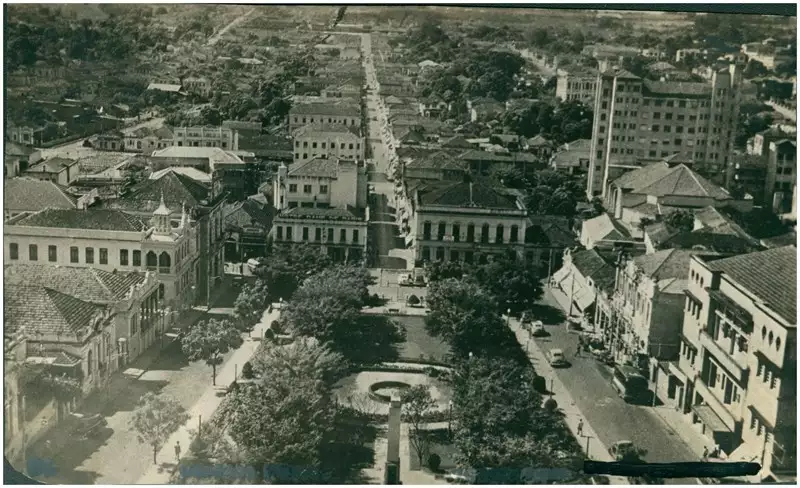 Foto 2: [Vista aérea da cidade : Praça Rui Barbosa] : Uberaba, MG