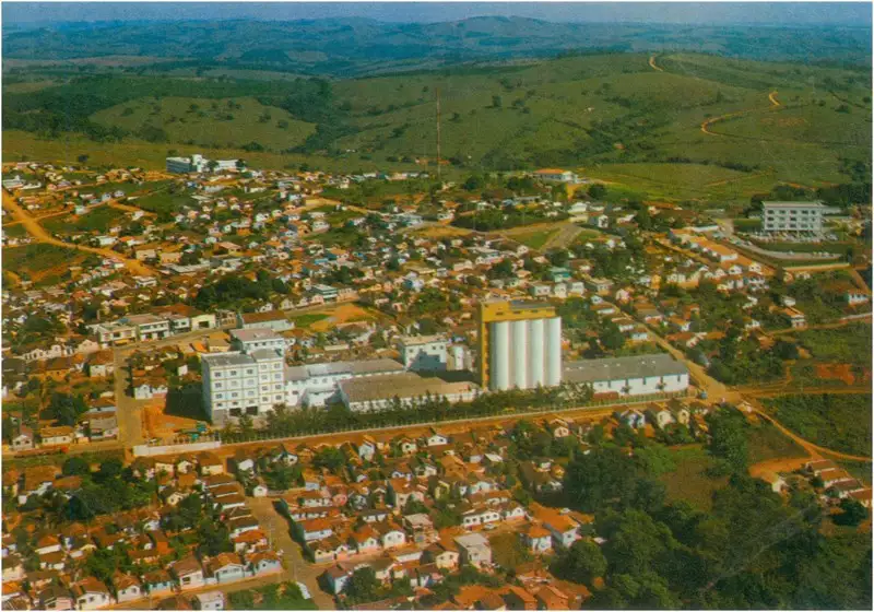 Foto 9: Vista aérea da cidade : Moinho Sul Mineiro S. A. : Varginha (MG)