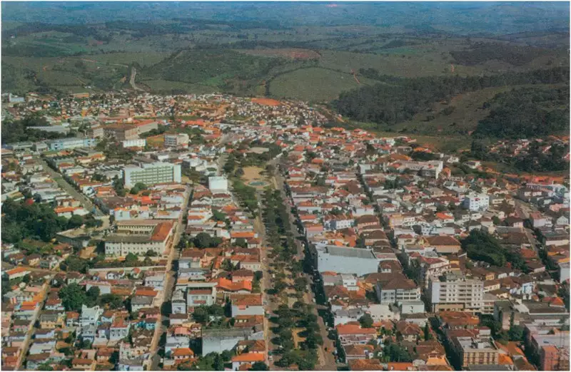 Foto 15: Vista aérea [da cidade : Avenida Rio Branco : Praça da Avenida Rio Branco : Praça José de Rezende Paiva] : Varginha (MG)