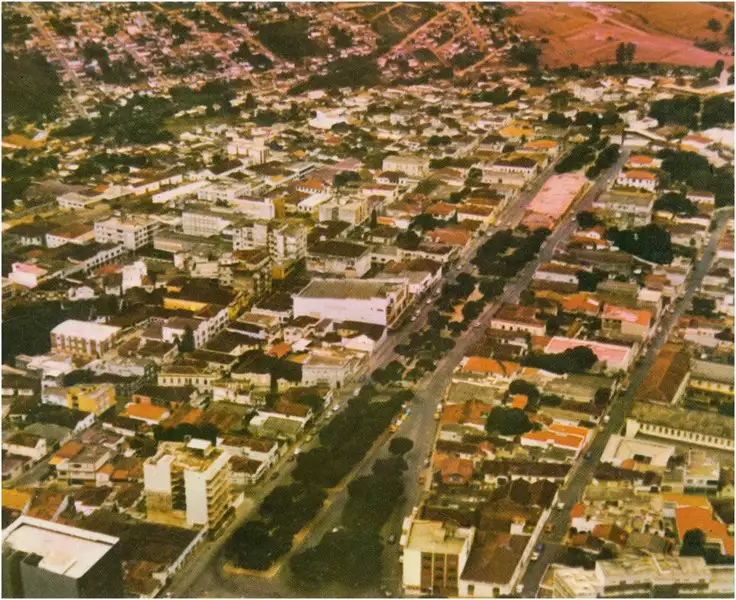 Foto 18: [Vista aérea da cidade : Avenida Rio Branco : Praça da Avenida Rio Branco] : Varginha (MG)