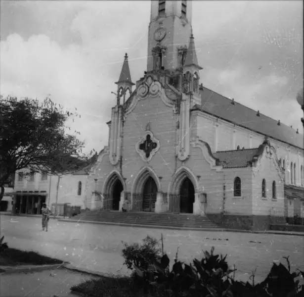 Foto 10: Igreja na praça de Viçosa (MG)