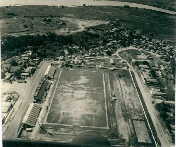 Foto 29: Estádio Arthur Marinho : [vista aérea da cidade : Rio Paraguai] : Corumbá, MS
