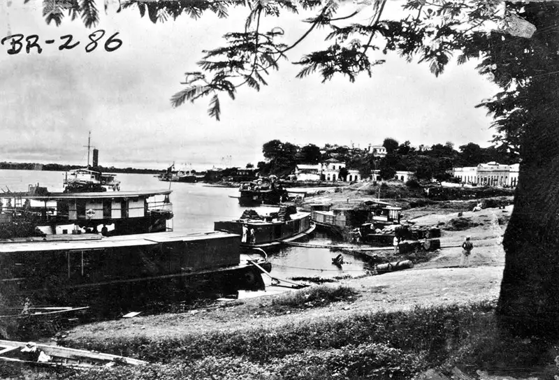 Foto 44: Vista de Corumbá vendo-se parte do porto (MS)