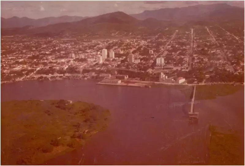 Foto 65: [Rio Paraguai] : [estação de captação de água] : vista aérea [da cidade : Porto de Corumbá : Trapiche da Alfândega]: Corumbá, MS