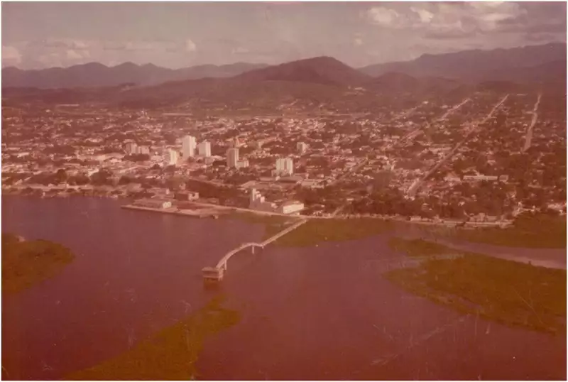 Foto 67: [Rio Paraguai : estação de captação de água] : vista aérea [da cidade : Porto de Corumbá : Trapiche da Alfândega] Corumbá, MS