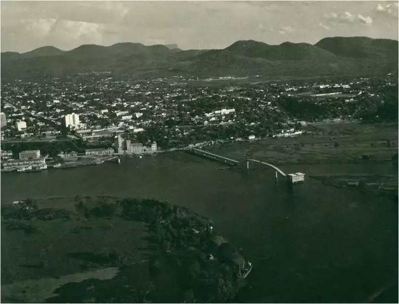 Foto 69: [Rio Paraguai] : [estação de captação de água] : vista aérea [da cidade : Porto de Corumbá : Trapiche da Alfândega] : Corumbá, MS