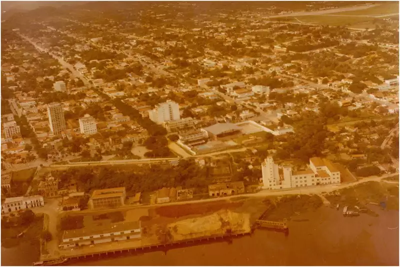 Foto 71: [Rio Paraguai] : vista aérea da cidade : [Porto de Corumbá] : Corumbá, MS