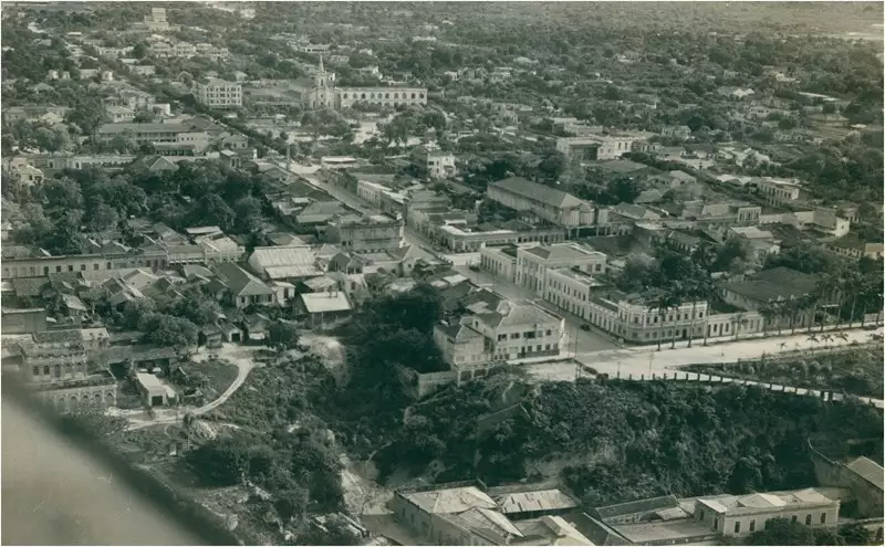 Foto 75: Vista aérea da cidade : Santuário de Nossa Senhora Auxiliadora : [Colégio Salesiano de Santa Teresa] : Corumbá, MS
