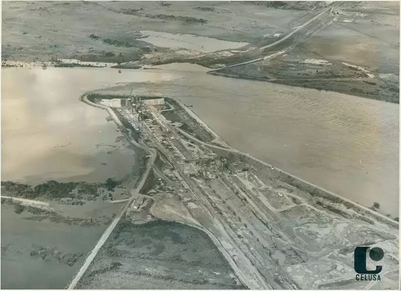 Foto 12: [Vista aérea da Usina Hidrelétrica Engenheiro Souza Dias : Rio Paraná] : Três Lagoas, MS