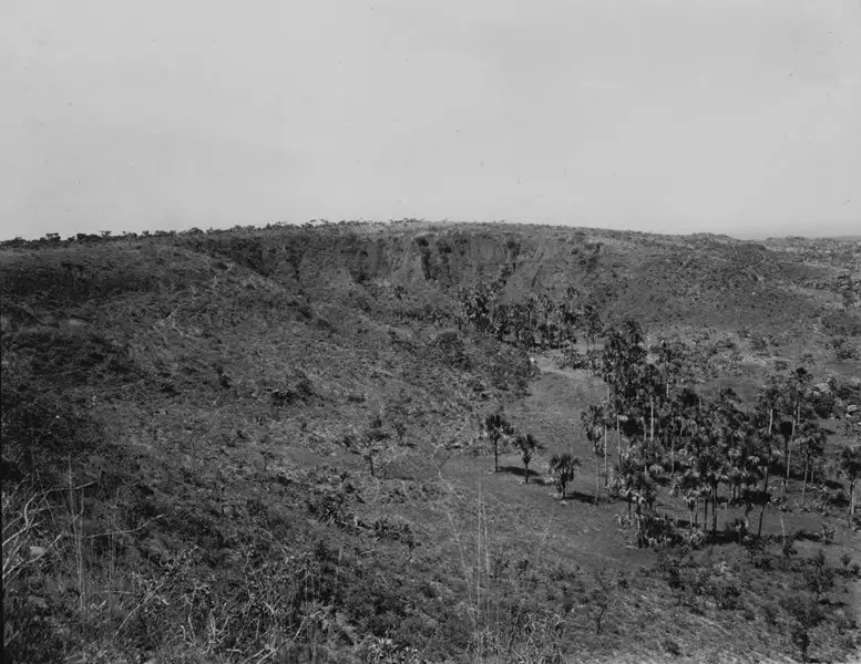 Foto 9: Escarpa da serra da Urtiga, aparecendo ao fundo os campos de planalto, visto da estrada de Mineiros : Alto Araguaia (MT)