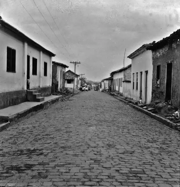 Foto 6: Rua Almirante Batista das Neves na estrada da cidade de Diamantina (MT)