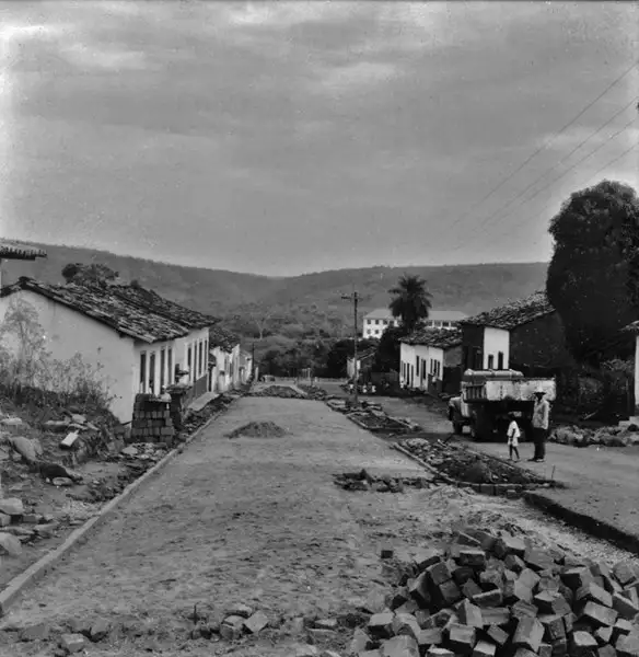 Foto 11: Rua Monsenhor J. B. Dubreneuf em Diamantina em calçamento : ao fundo vale do córrego Diamantina e cuesta de arenito e quartzito (MT)