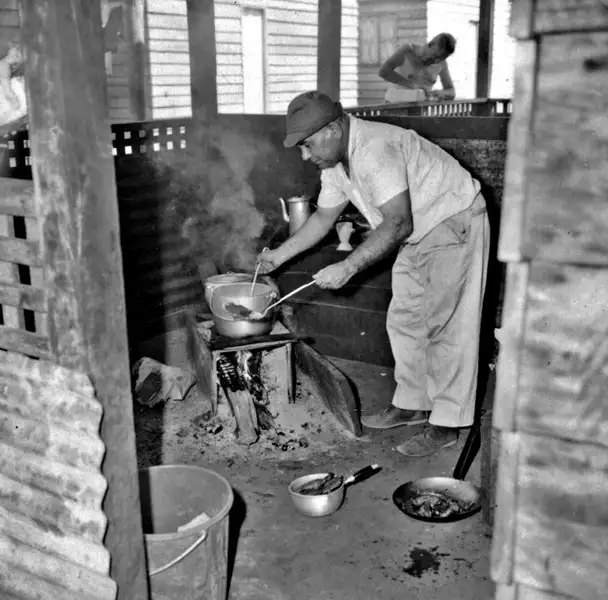 Foto 2: O motorista do IBGE, fazendo o almoço no antigo posto do DNER no alto Juruena (MT)