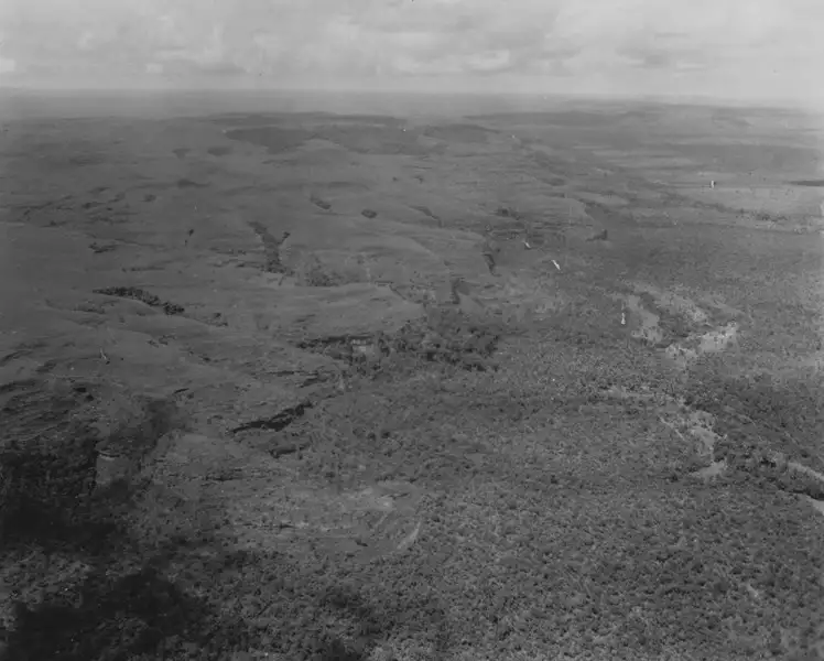 Foto 2: Vista aérea da Serra com escarpa abrupta e campo no topo entre Rondonópolis e Poxoréu (MT)