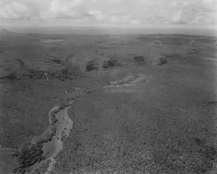 Foto 3: Vista aérea da Serra com escarpa abrupta e campo no topo entre Rondonópolis e Poxoréu (MT)