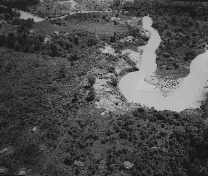 Foto 10: Vista aérea de um garimpo no Rio Poxoréu (MT)