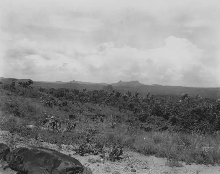 Foto 23: Vista tirada do alto, perto do morro Naboeiro, na estrada Rondonópolis em Poxoréu em direção norte (MT)