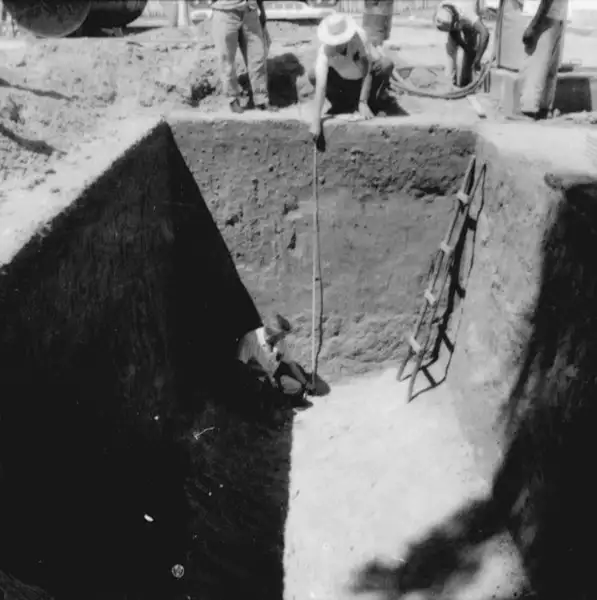 Foto 3: Perfil de escavação no D.E.R. em Castanhal (PA)