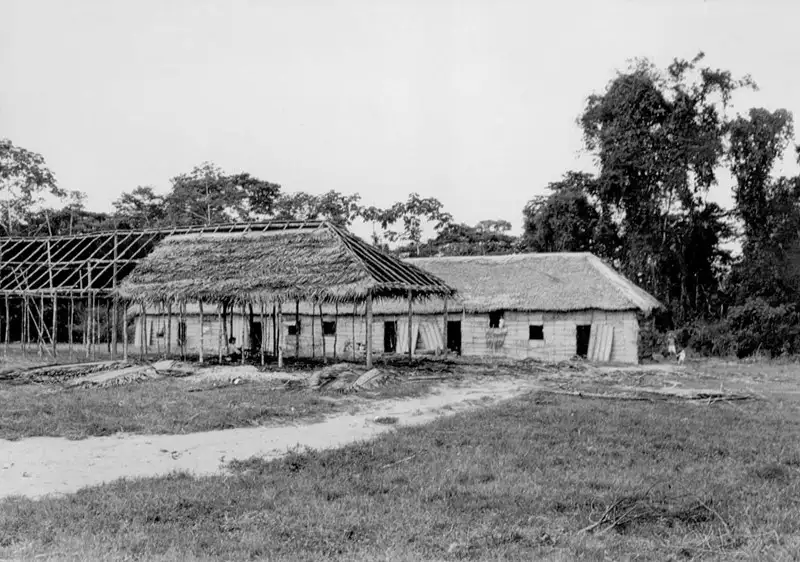 Foto 28: Barracão em construção, moradia de colonos japoneses em Monte Alegre (PA)