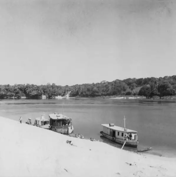 Foto 1: Praia e barcos ancorados na margem direita do Rio Aripunã na Prainha (PA)