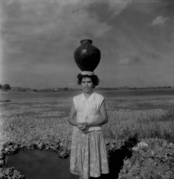 Foto 3: Mulher carregando água em uma bilha em Cajazeiras (PB)