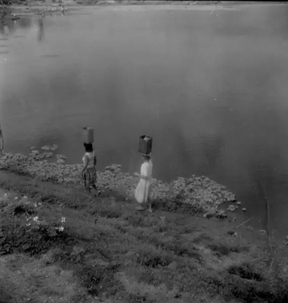 Foto 10: Mulheres carregando água no Açude Lagoa do Arroz : Município de Cajazeiras