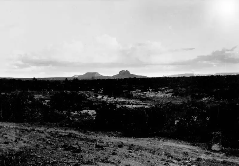 Foto 1: Serra do Chapéu e Morro das Andorinhas no Lugarejo de Umburanas em Afogados da Ingazeira (PE)