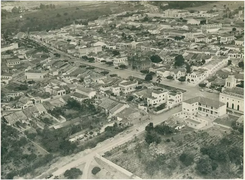Foto 1: Vista [aérea] da cidade : [Avenida Santo Antônio] : Palácio Municipal Celso Galvão : Garanhuns, PE