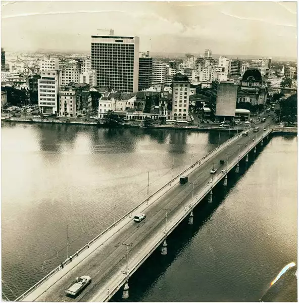 Foto 4: Rio Capibaribe : Ponte Buarque de Macedo : [vista aérea da cidade] : Recife, PE